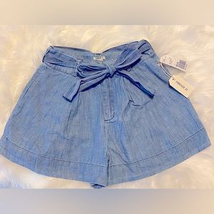 NWT FOREVER 21 WOMENS HIGH WAIST BELTED SHORT RELAXED CASUAL LIGHT DENIM SZ 24